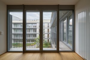 Pohled do interiéru bytu (Bytový dům Nové Lauby v Ostravě, ateliér znamení čtyř - architekti)