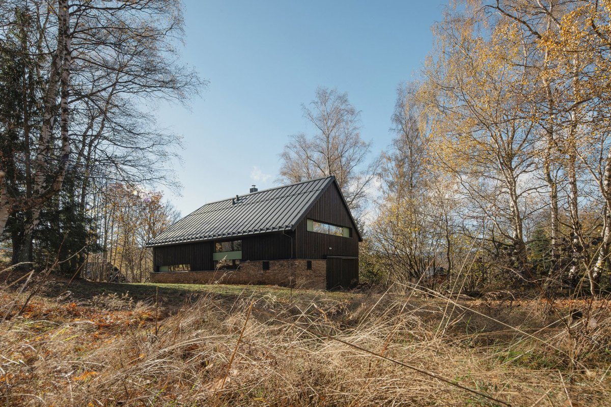 „Uplatnily se zdejší tradiční znaky jako šířkovitost stavby, usazení rovnoběžně s vrstevnicemi, minimální terénní úpravy," říkají architektky. (Chata na Šumavě, ateliér Markéty Cajthamlové)