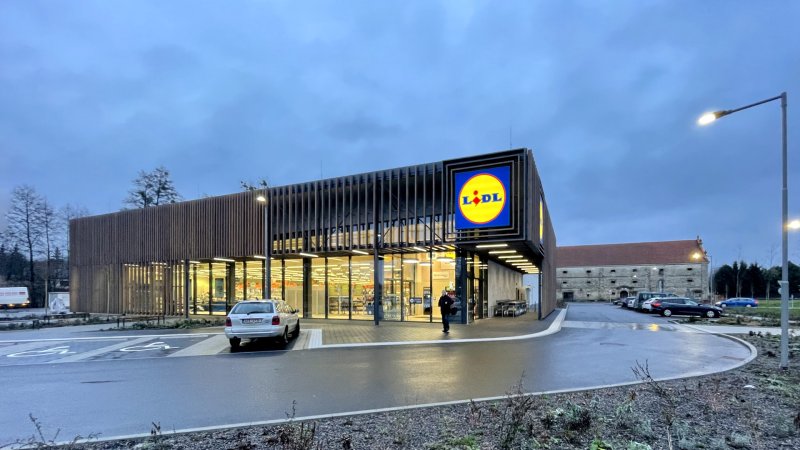 Asi poprvé se do ročenky archtiektury dostal i supermarket. (Lidl Litomyšl, Atelier VAS Praha)