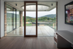 Vila s krytým bazénem od Petra Dobrovolného