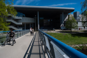 Není to architektonická ikona jako Pavilon Z nebo plavecký stadion, přesto má Budvar aréna pro město podobný význam. Generace Budějovičáků sem chodily na hokej, bruslení i koncerty a stadion dodnes patří k místům, která formují místní identitu. 