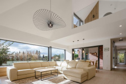 Z místnosti v horním podlaží je výhled též do obývacího pokoje.