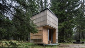 Útulna Jenga u Rokytnice nad Jizerou od studií Ateliér Seho, Světlík a Ústavu navrhování II FA ČVUT, realizace 2019
