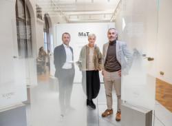 Barbora Škorpilová s Ivem a Romanem Ulichovými v expozici M&T na Designbloku 2024, kde došlo k představení nových klik ERA a ICONIC.