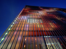 City Campus Ostrava, Klastr umění, KANIA a.s.: atypická fasáda provedená z příčně členěných hliníkových trubek s LED světly