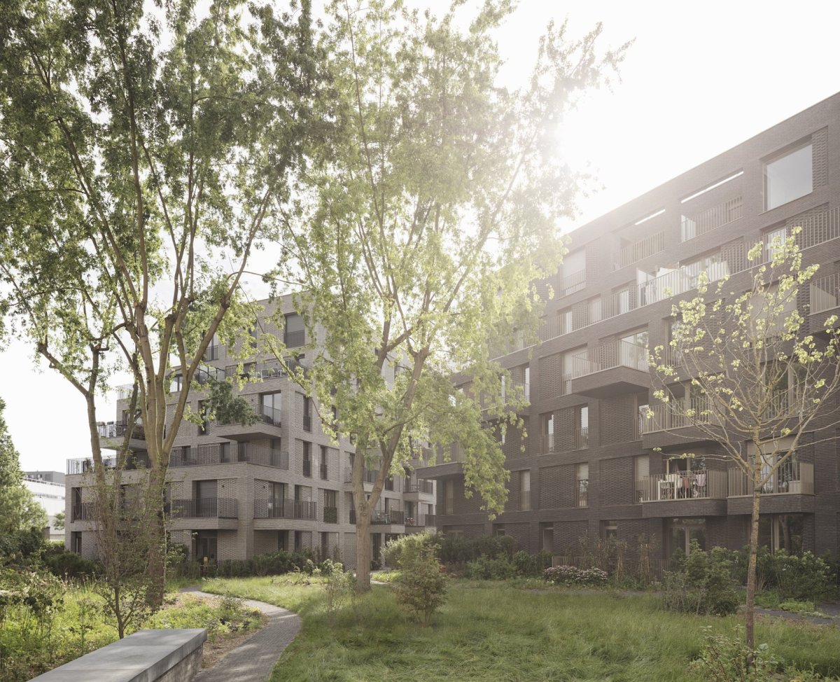 Studio AVENIER CORNEJO architectes navrhlo na břehu kanálu na předměstí Paříže obytný soubor třech domů s různým odstínem lícových cihel