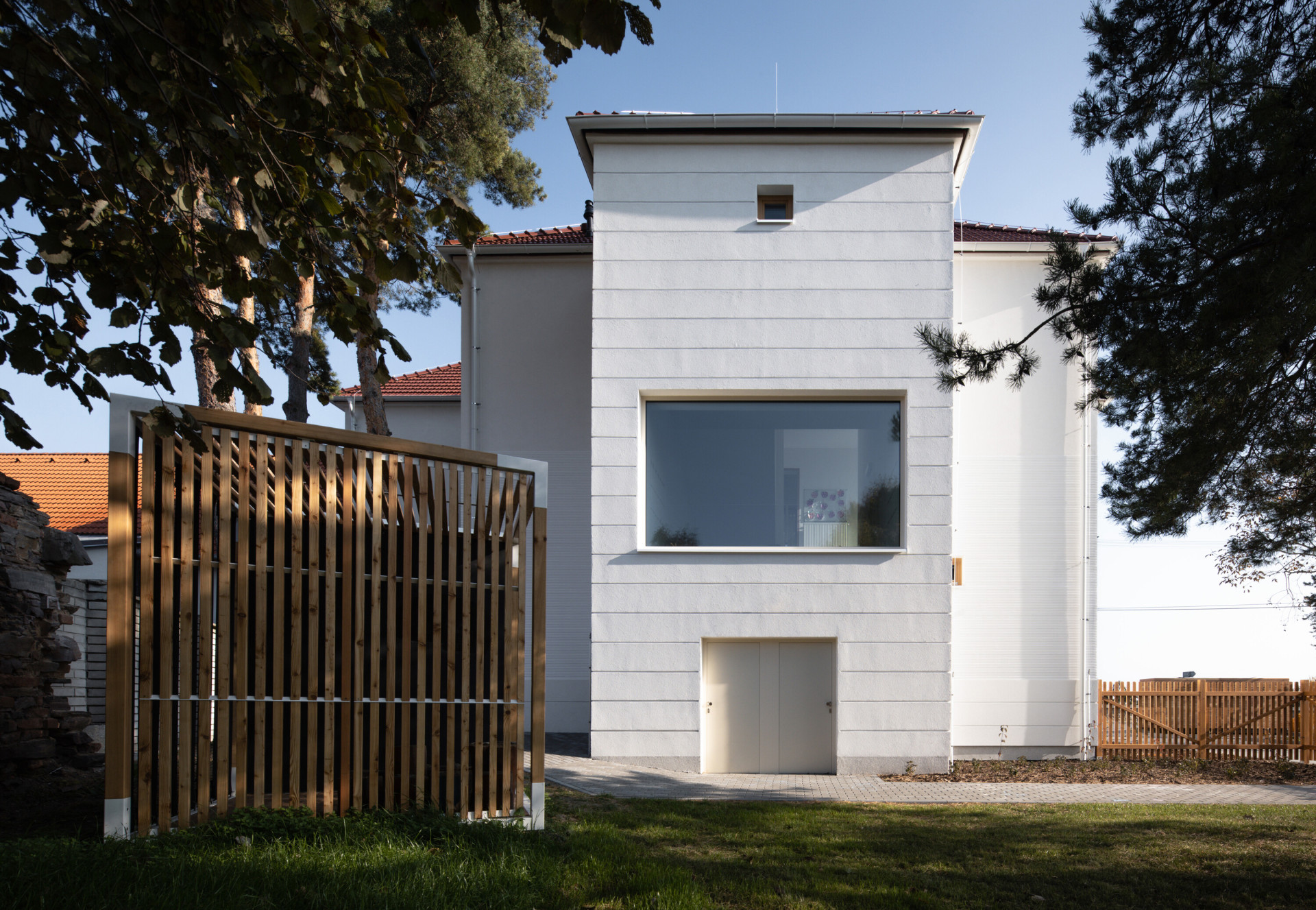 Rekonstrukce mateřské školy Polánka, ateliér CL3: Utváří ji schodišťová věž, jejíž stěnu nechali architekti prolomit velkoformátovým oknem