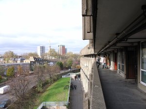 Rodin Hood Gardens, Alison a Peter Smithsonovi