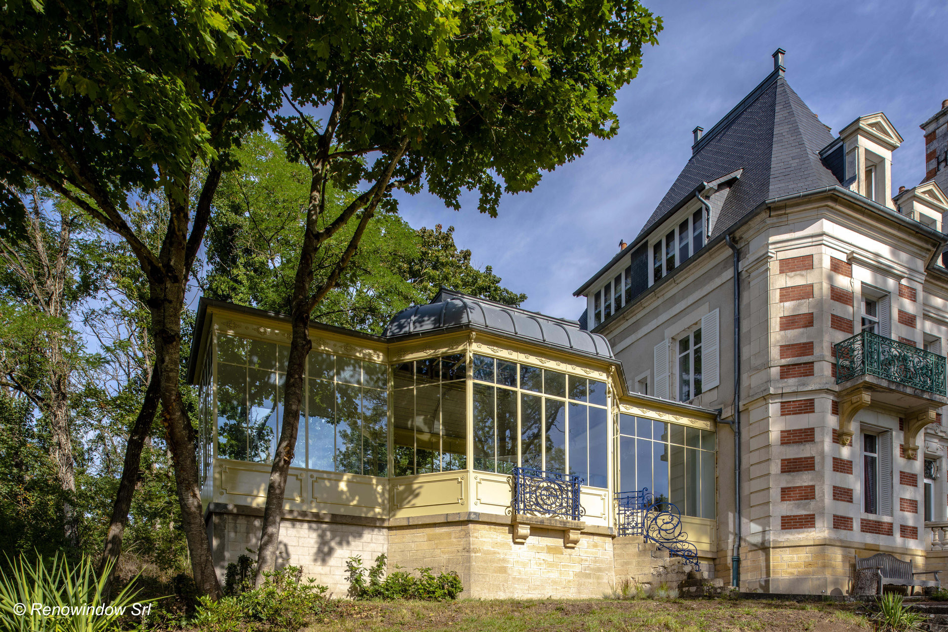 Vakuové izolační sklo FINEO použité v B&B Les Myosotis, St. Honore les Bains, Francie