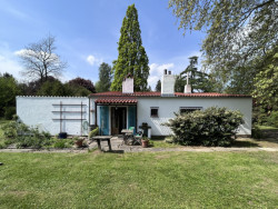 Jaroslav Fragner - Letní dům se soláriem Milči Mayerové, 1936. Přední pohled na dům z ulice Frágnerova