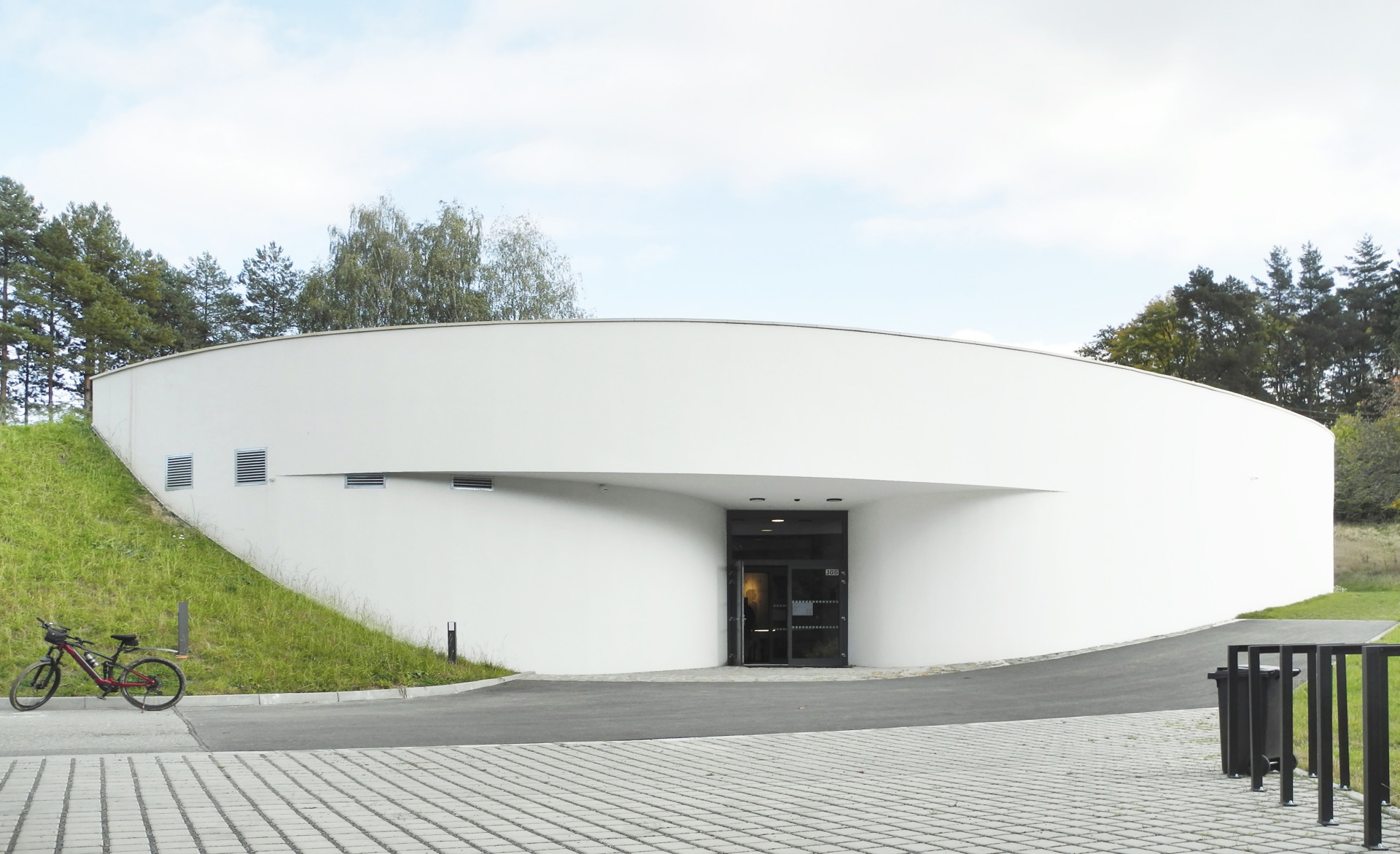 Za novým návštěvnickým centrem osady Ploština stojí studio Art Consultancy.