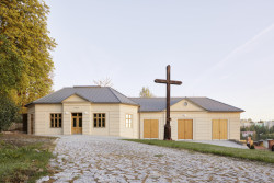 Výsledná stavba nepůsobí jako novostavba v tradičním smyslu.  (Smuteční síň ve Vimperku, Jakub Vašek)