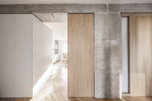 Materiálové řešení vychází z kontrastu syrových a přírodních prvků. (Rekonstrukce bratislavského panelového bytu; Abrama architekti)
