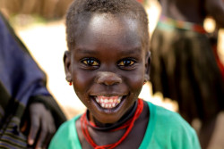 Děti v Ugandě zbytečně umírají na srpkovitou anémii, kterou lze léčit. Čeští lékaři a Luni architekti navrhli kliniku, která jim poskytne potřebnou péči.