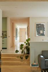 Pohled z obývacího pokoje ke kuchyni a dál do nízkého křídla. (Dům v Davli, 0,5 Studio)