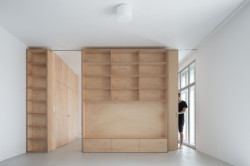 Nájemní byty jsou vybavené vestavným nábytkem, hlavně úložnými prostory. (Rekonstrukce a přístavba k vile v Praze-Vinohradech, PAPUNDEKL ARCHITEKTI)