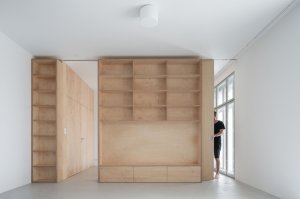 Nájemní byty jsou vybavené vestavným nábytkem, hlavně úložnými prostory. (Rekonstrukce a přístavba k vile v Praze-Vinohradech, PAPUNDEKL ARCHITEKTI)