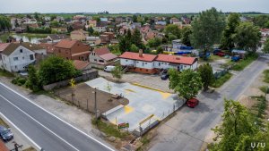 Skatepark Jeneč, U/U studio: Jako místo byl vybrán pozemek na  místě staré manipulační plochy, která fungovala jako autobazar a následně jako odkladiště a deponie materiálu