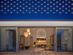 V noci stavba září do krajiny. (Dům Oskar, Jan Žaloudek)