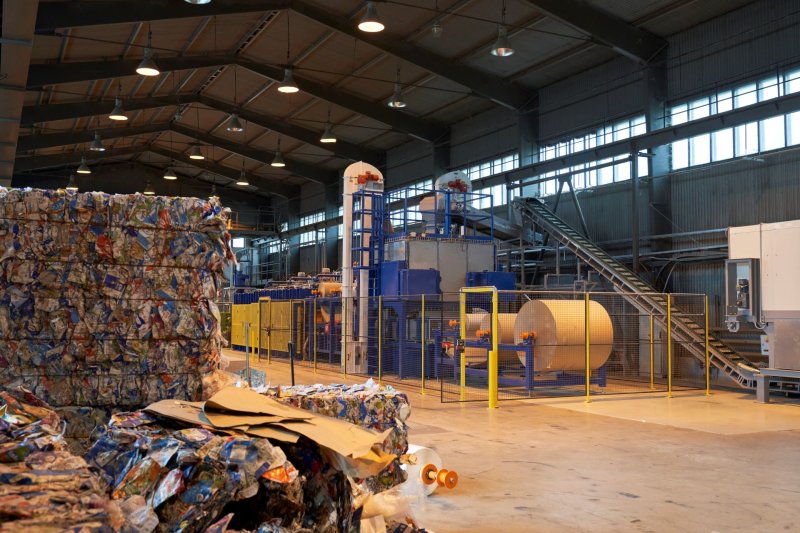 Výroba dveří Nanoverde z recyklovaných nápojů