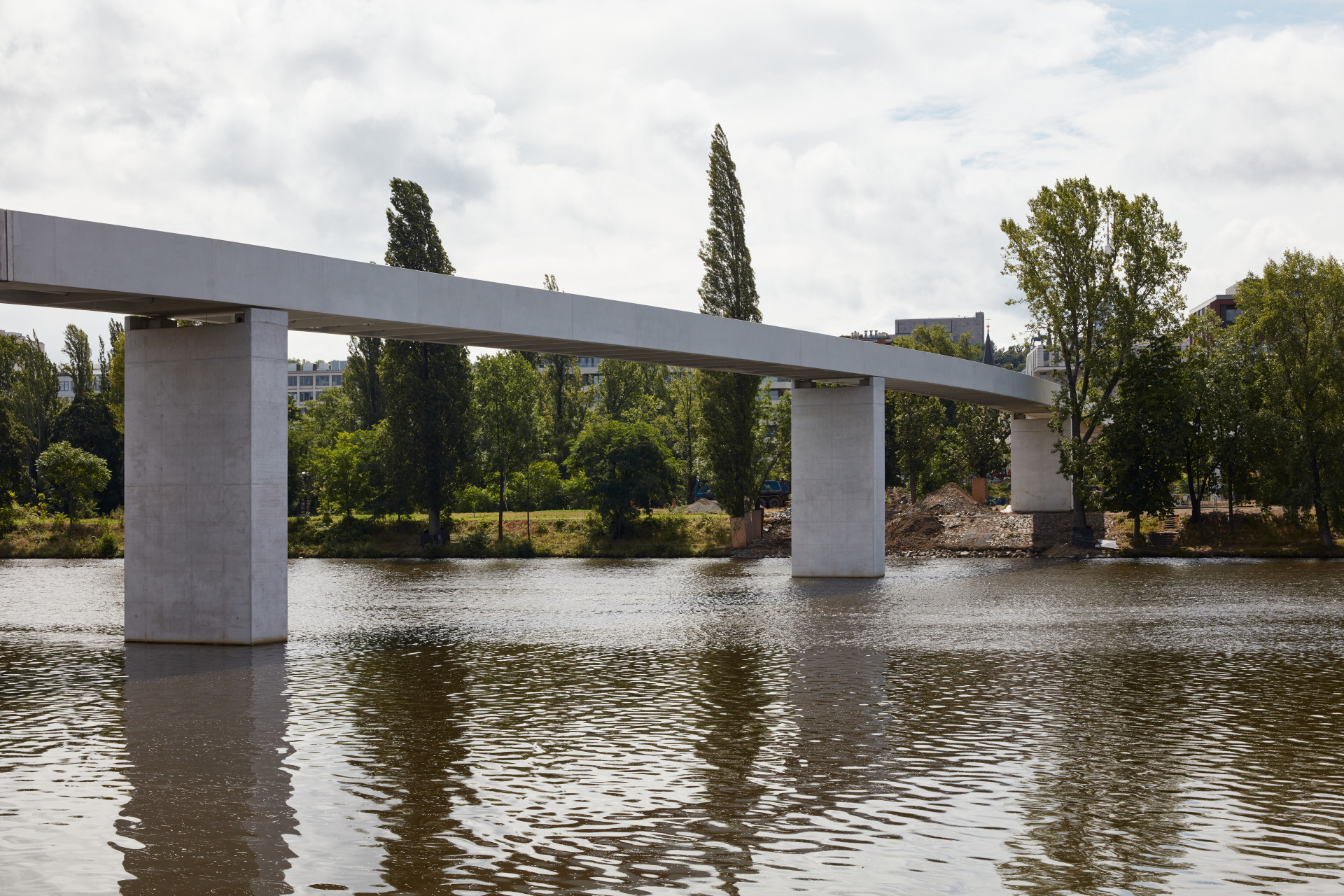 Soutěž na architektonicko-technické řešení lávky proběhla v roce 2018. Celkově bylo odevzdáno 48 návrhů z nichž porota jako nejlepší ocenila projekt architektů Petra Teje a Marka Blanka a inženýra Jana Mourka.