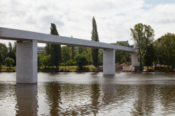 Soutěž na architektonicko-technické řešení lávky proběhla v roce 2018. Celkově bylo odevzdáno 48 návrhů z nichž porota jako nejlepší ocenila projekt architektů Petra Teje a Marka Blanka a inženýra Jana Mourka.