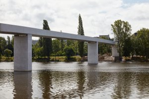 Soutěž na architektonicko-technické řešení lávky proběhla v roce 2018. Celkově bylo odevzdáno 48 návrhů z nichž porota jako nejlepší ocenila projekt architektů Petra Teje a Marka Blanka a inženýra Jana Mourka.