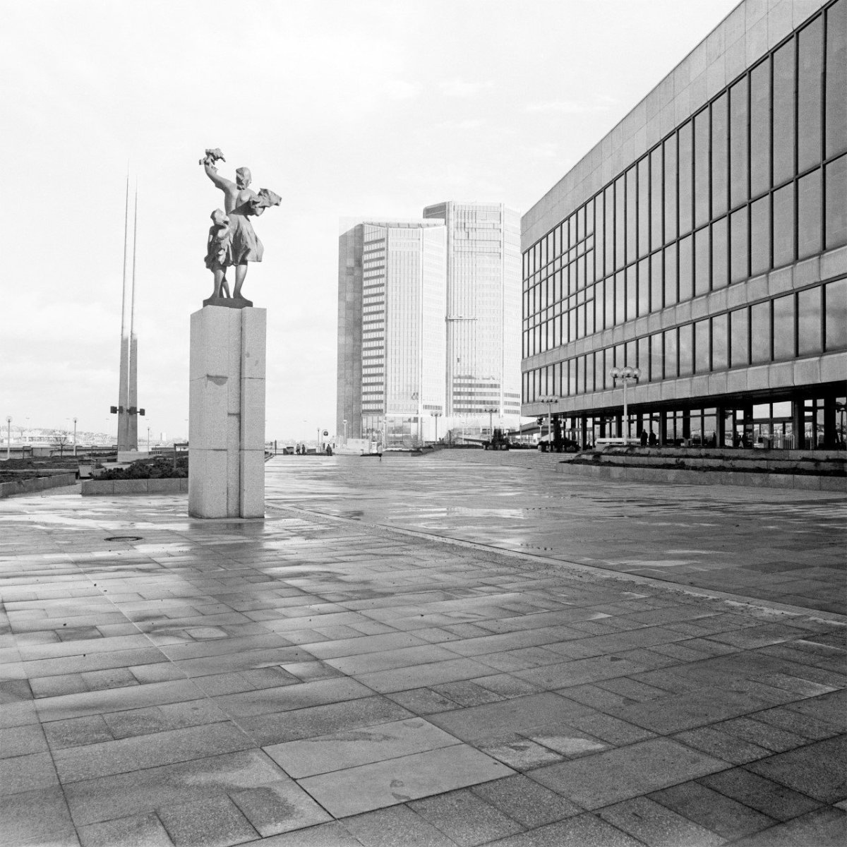 Socha Radostný den od Jana Hany z roku 1981,