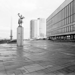 Socha Radostný den od Jana Hany z roku 1981,