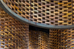 Při výrobě válců byly použité tradiční vietnamské materiály. (Restaurace Pizza 4P’s v Hanoji od česko – vietnamského studia ODDO)