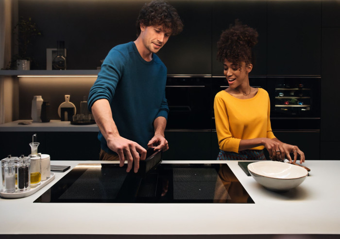 Součástí odsavače par v indukční varné desce Mythos 2Gether Icon Steel od společnosti Franke je vyjímatelný kolektor na tekutinu.