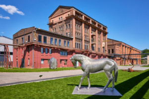 Galerie EPO1 v Poříčí u Trutnova vznikla z bývalé elektrárny. Ta tu sloužila od roku 1912 až do 70. let, pak tady ČKD Dukla Praha-Karlín vyráběla nádrže a kotle. Nástupnická firma podnikatele Rudolfa Kaspera v tom pokračuje, rozvodnu a strojovnu dala ale předělat na galerii podle návrhu atelieru Tsunami.