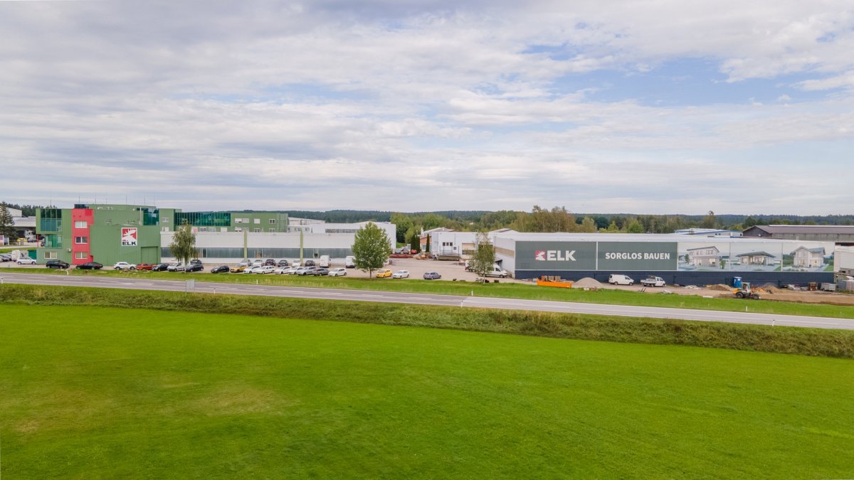Dřevostavby ELK vznikají ve výrobním závodě v Schermsu nedaleko od česko-rakouské hranice. (ELK – rakouský dodavatel prefabrikovaných dřevostaveb)