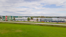 Dřevostavby ELK vznikají ve výrobním závodě v Schermsu nedaleko od česko-rakouské hranice. (ELK – rakouský dodavatel prefabrikovaných dřevostaveb)