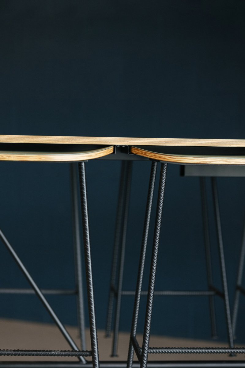 SET UP FREESTYLE DESK & BOARD od PROFIL NÁBYTEK poskytuje snadné uskladnění židlí