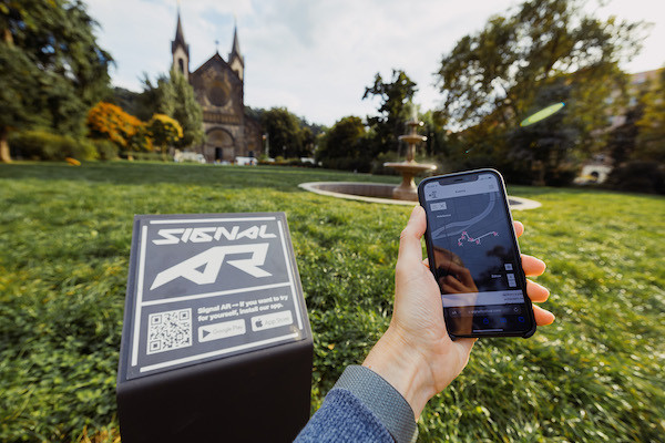 Značka pro natáčení instalací AR. Zdroj: Signal Festival