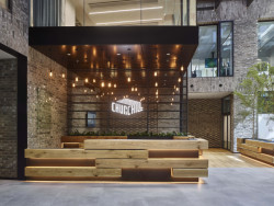 Jakub Cigler Architekti realizovali nárožní administrativní budovu na náměstí W. Churchilla s cihlovou fasádou