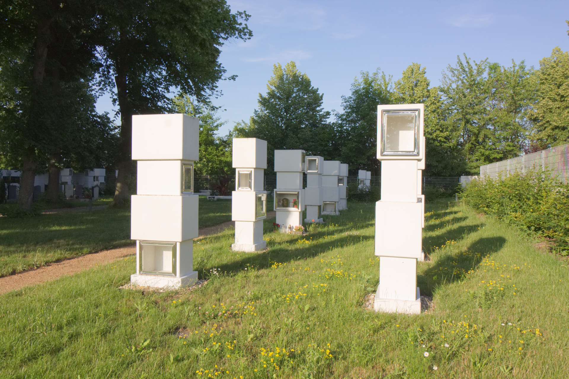 Kolumbárium, které není bariérou v prostoru. (Rekonstrukce hřbitova v Pátku, Tomáš Podrázský)