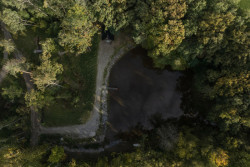 Aleš Polák si v jižních Čechách postavil chatu u rybníka. Je postavena ze dřeva, které vysázel jeho dědeček.