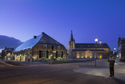 Je to tradiční místní statek ovšem pouze „natištěný“ na skleněné fasádě. Vznikl „zprůměrováním“ zachovalých statků v okolí. Je ovšem 1,6krát zvětšený, aby zaplnila určenou parcelu. Slouží jako nákupní centrum. S projektováním začal v roce 2000, dokončený byl 2013.