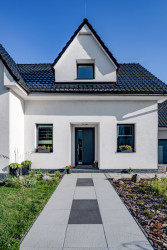 Černo-bílý chodník z velkoplošné dlažby ALMA, Presbeton - foto