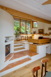 Charismatický prvek obývacího pokoje je organická stěna s krbem.