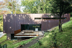 Velkoformátová posuvná stěna na jižní straně fasády zprostředkovává vstup na terasu.  foto