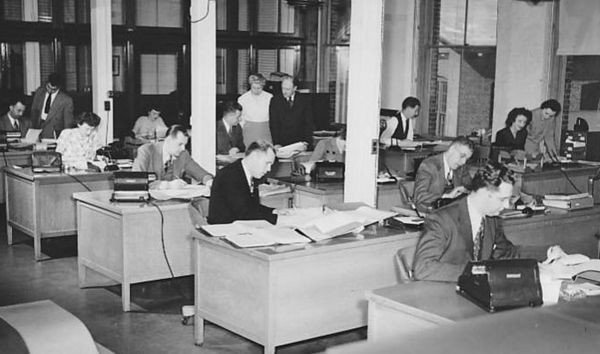 V polovině 20. století se staly populárními velkoprostorové kanceláře. Začalo docházet k celé řadě změn v oblasti komunikace a elektrotechniky. Byly objeveny účinnější pracovní metody. Práce však byla stále orientovaná na samostatné plnění úkolů – foto