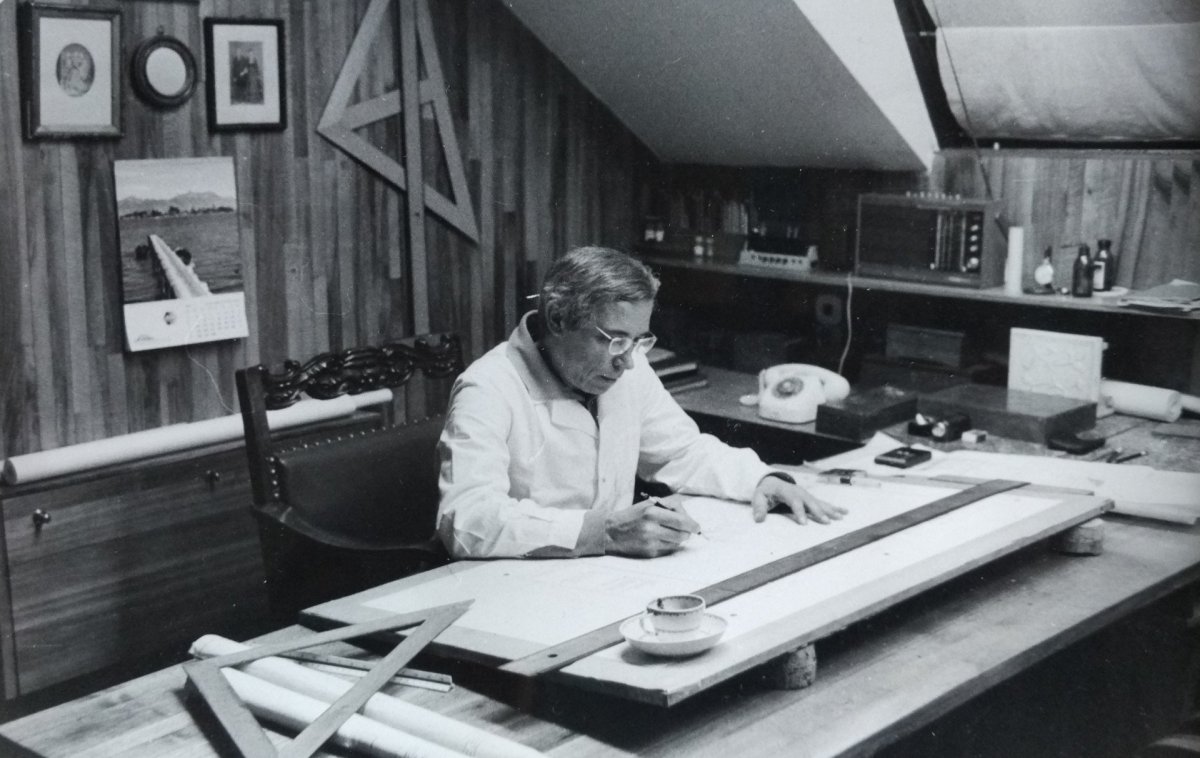 Jaroslav Šmídek (*1923–2005), architekt, desginér. Zaměřoval se na sedací a skříňkový nábytek, intenzivně se věnoval práci s novými materiály a sledoval jejich využití v sériové výrobě. Působil nejdříve jako vedoucí dílny přírodních materiálů a dřeva a skla v Ústředí lidové umělecké výroby (1951–1955), později jako návrhář nábytku ve Vývoji nábytkářského průmyslu (1955–1966).