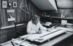 Jaroslav Šmídek (*1923–2005), architekt, desginér. Zaměřoval se na sedací a skříňkový nábytek, intenzivně se věnoval práci s novými materiály a sledoval jejich využití v sériové výrobě. Působil nejdříve jako vedoucí dílny přírodních materiálů a dřeva a skla v Ústředí lidové umělecké výroby (1951–1955), později jako návrhář nábytku ve Vývoji nábytkářského průmyslu (1955–1966).