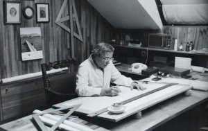 Jaroslav Šmídek (*1923–2005), architekt, desginér. Zaměřoval se na sedací a skříňkový nábytek, intenzivně se věnoval práci s novými materiály a sledoval jejich využití v sériové výrobě. Působil nejdříve jako vedoucí dílny přírodních materiálů a dřeva a skla v Ústředí lidové umělecké výroby (1951–1955), později jako návrhář nábytku ve Vývoji nábytkářského průmyslu (1955–1966).