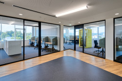 Společnost Wiesner-Hager dodala nábytek pro obě sídla rakouské firmy AGILOX.