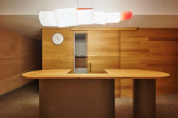 Za nimi vás uvítá recepce, kde si před cvičením můžete dát šálek čaje. (Quis Yoga Studio v Praze-Petřinách, MENU architekti)