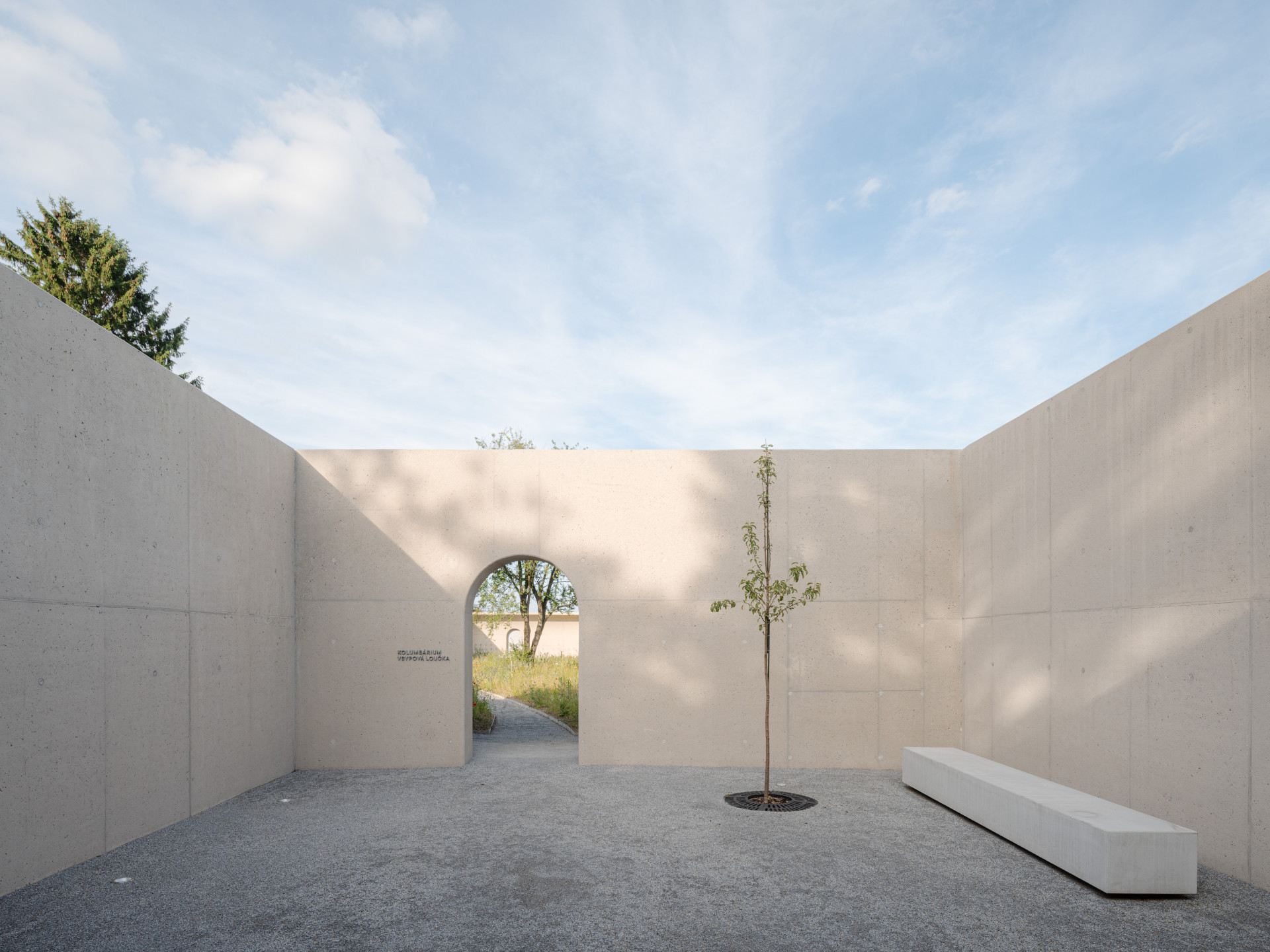 Hřbitov v Praze - Hostivaři rozšířili architekti ze studií Fertyk a BAKYTA o kolumbárium a vsypovou louku.